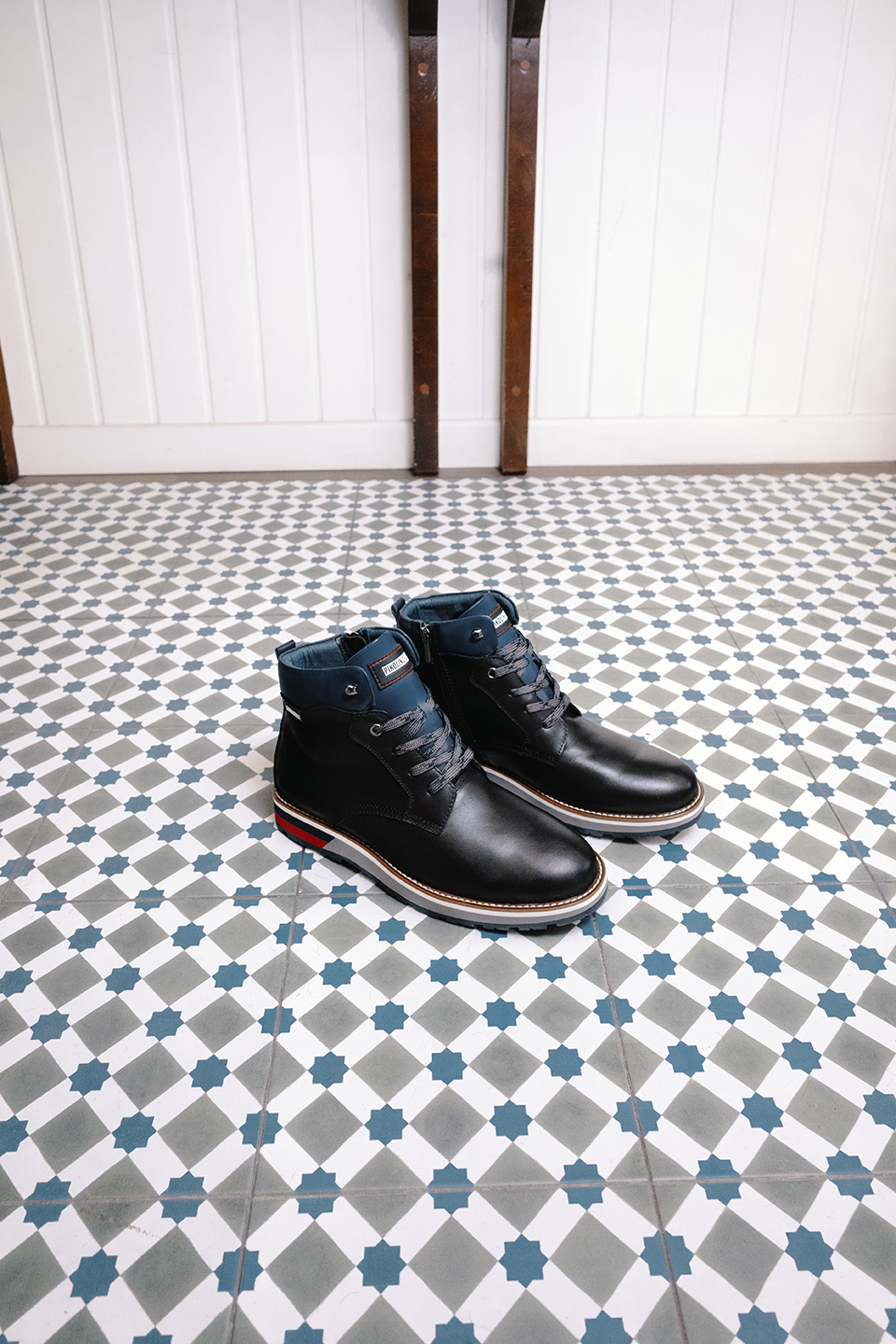 Imagen de un par de botas Pikolinos en color negro con cordones.